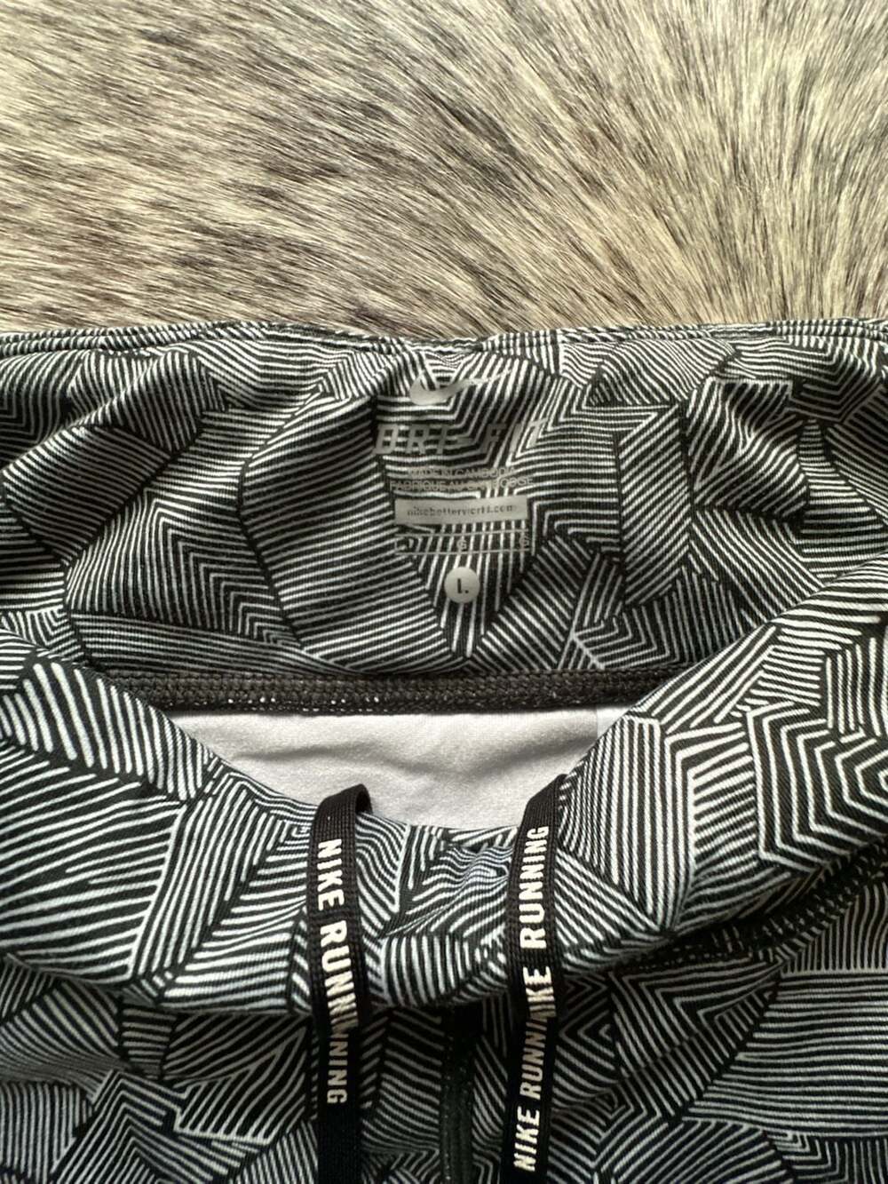 Nike Running Geometric Print Capri Leggings - Picture 4 of 5